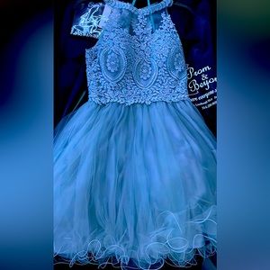 Brand: Nox Anabel Size: Women’s M 6-8 Color: Silver